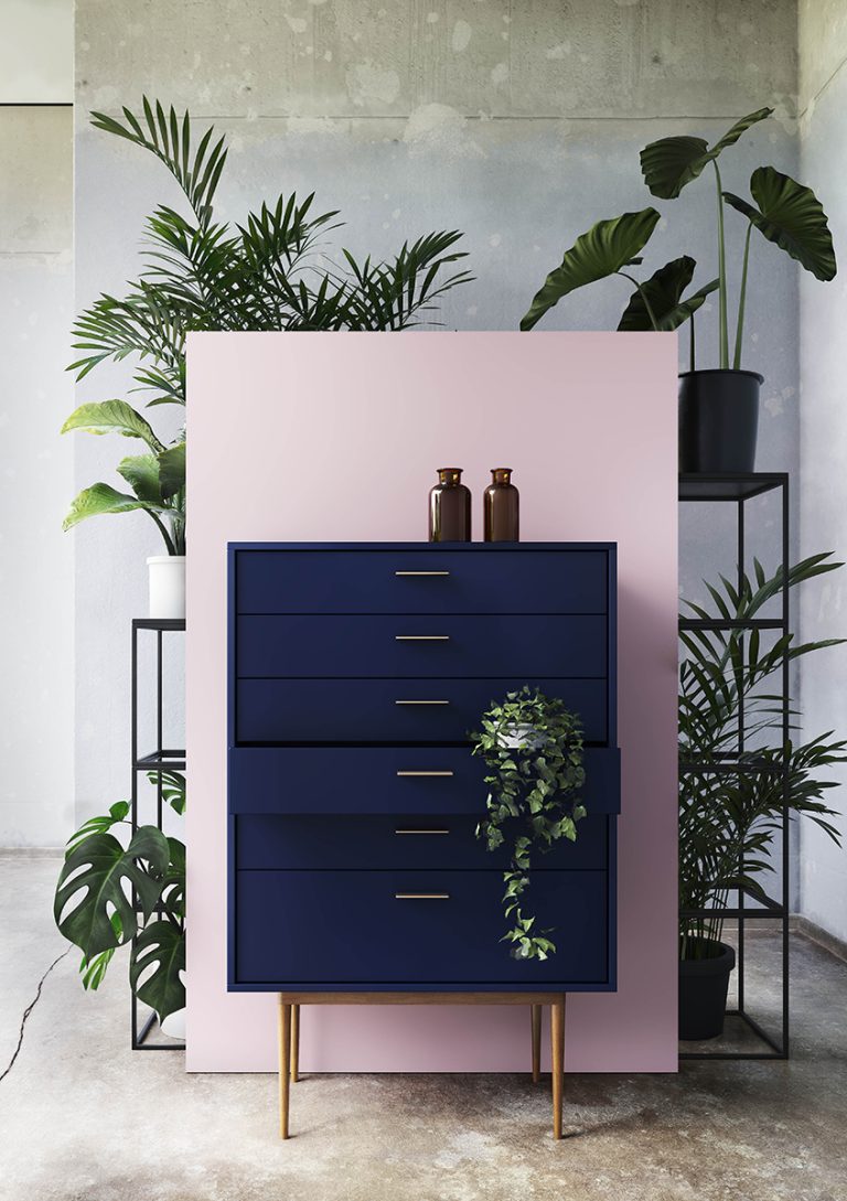 Sumérgete en la belleza de este escenario único de una cómoda y su diseño al detalle del espacio.